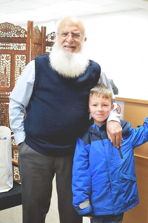 Alfie'nin Noel Babası Hussain, aslında o sokakta bir muhasebecide çalışan ve Müslümanlığı sebebiyle uzun beyaz sakalı olan bir komşuydu. İşte Alfie ve Noel Babası.