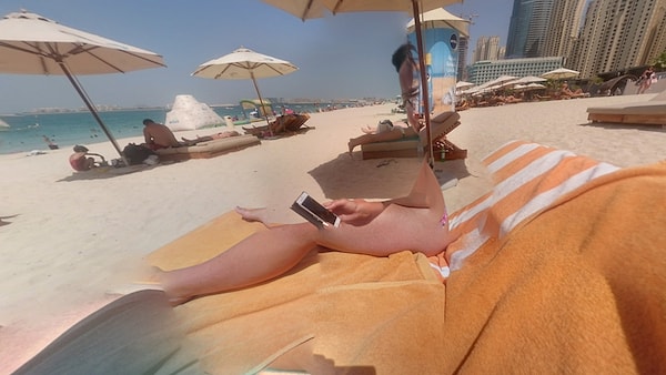 4. Когда загорело все, кроме ног, и ты решил принять солнечные ванны частями