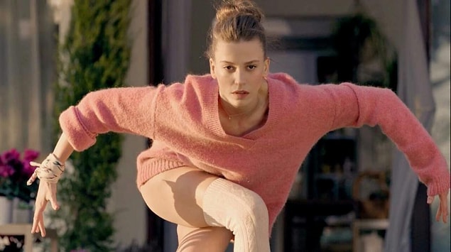 11. Güzelliğiyle ekranda kuğu gibi salınmayı başaran Serenay Sarıkaya