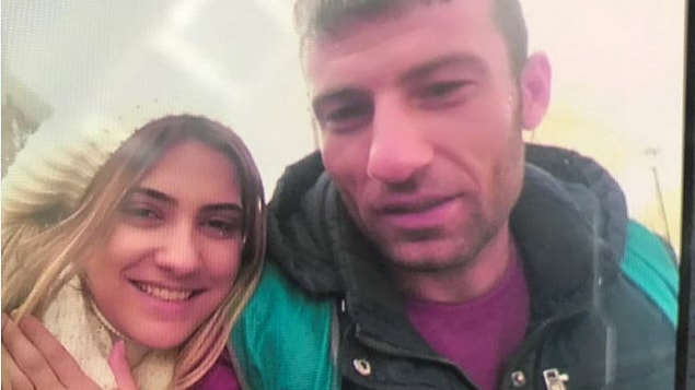 DHA'nın aktardığı bilgiye göre Şeyhmus İ., evde bulunan tüfekle eşi Rojbin İ.'yi öldürdü.