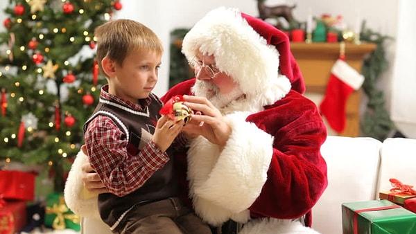 Bu yıl 6 yaşına giren Alfie, o gün bu adamı gördüğünde ona, "Noel Baba" diye seslenince yaşlı adam dönüp ona bir miktar para verdi.