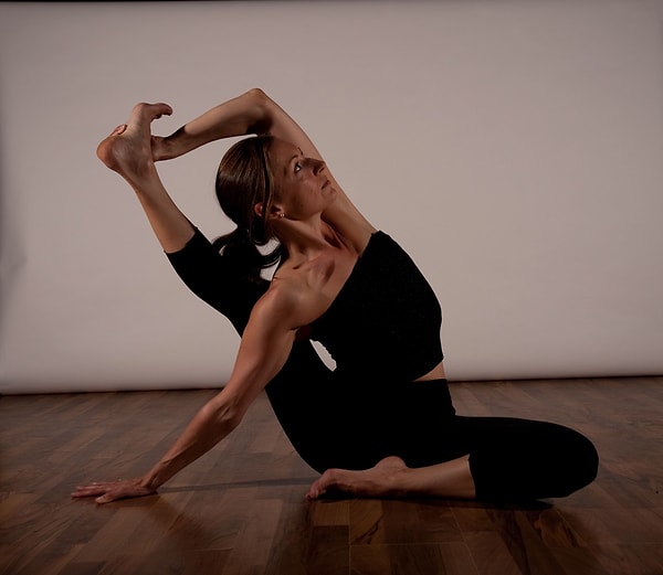 12. Рыбы: Паривритта Сурья Янтрасана (поза компаса)