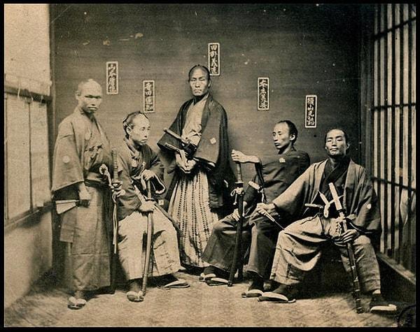 Samuraylar ilk olarak Heian Dönemi'nde (794-1185) ortaya çıktılar.