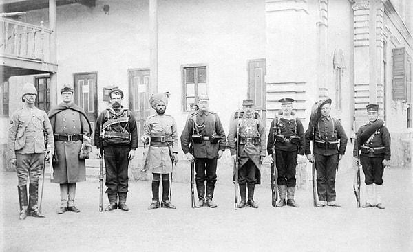 13. 9 farklı ülkeden askerler, 1900.