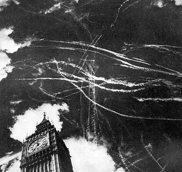 18. Nazi bombardımanının ardından Londra göğü, 1940.