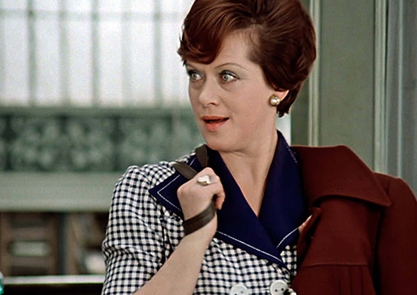 Вы Людмила Прокофьевна Калугина из фильма "Служебный роман"