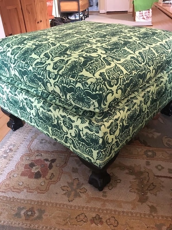 Новые колесики и ткань помогут преобразить старый надоевший пуфик.