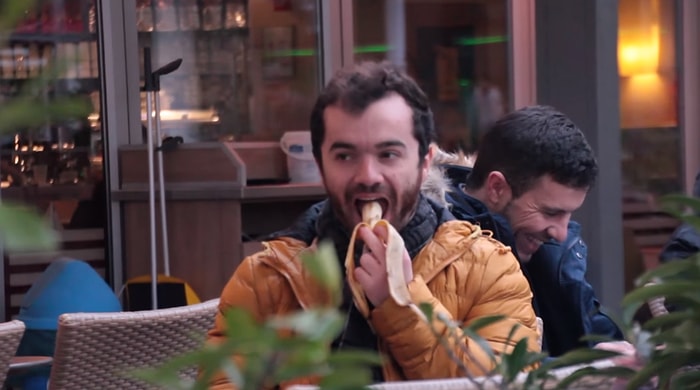 Görme Engelli Taklidi Yaparak İnsanlarla Flörtleşmek