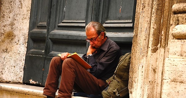 5. «Граждане! Уважайте пружинный матрац в голубых цветочках! Это — семейный очаг, альфа и омега меблировки, общее и целое домашнего уюта, любовная база, отец примуса! Как сладко спать под демократический звон его пружин! Какие сладкие сны видит человек, засыпающий на его голубой дерюге! Каким уважением пользуется каждый матрацевладелец!»