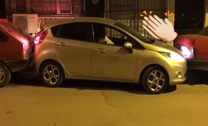İki Araç Arasındaki Daracık Alana Park Etme ve Çıkma Konusunda Master Yapmış Adam