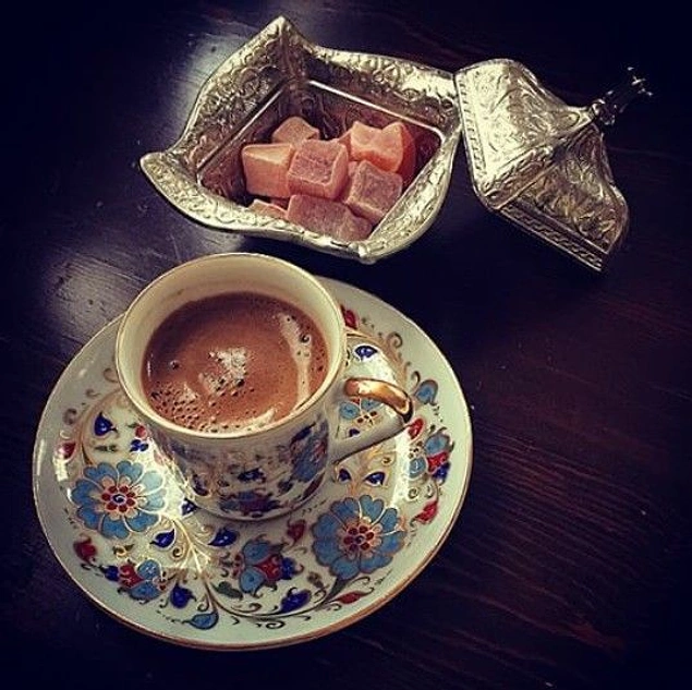 Yalnızlığı seviyorum, hayat en az bir sade kahve kadar acı Türk kahvesi