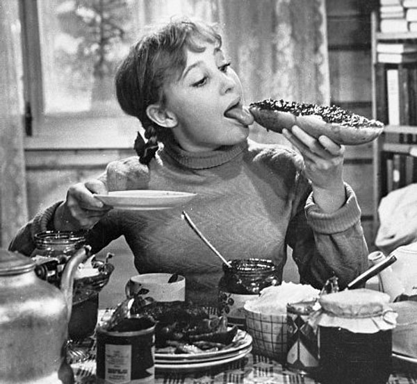 3. Худсовет настаивал на том, чтобы роль Настеньки сыграла Надежда Румянцева - уже известная тогда исполнительница главных ролей в культовых "Девчатах" и "Королеве бензоколонки", но режиссёр был непреклонен.