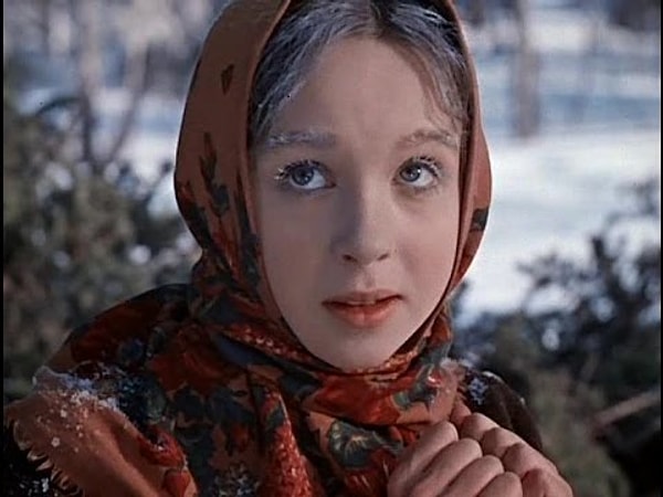 4. Эффекта заледеневших ресниц Настеньки добивались с помощью обычного клея.