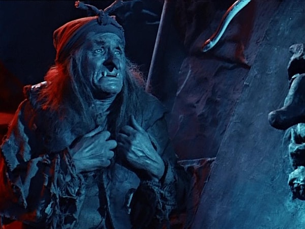 8. Исполнитель роли Бабы-Яги, Георгий Францевич Милляр, в кадре часто был навеселе.