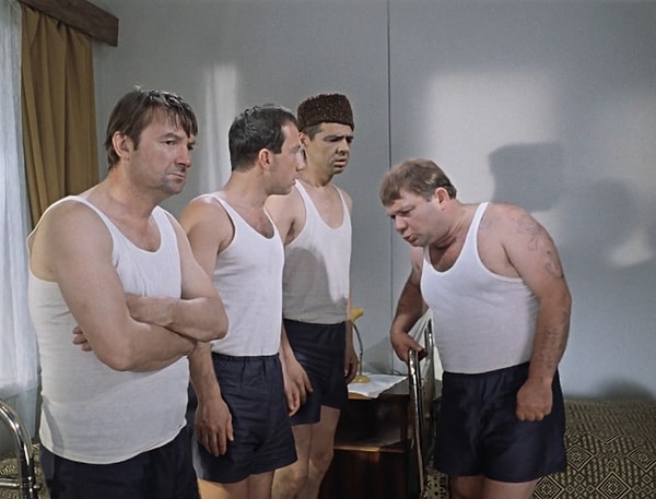 3. Во что играли герои фильма "Джентльмены удачи", отмечая Новый год?