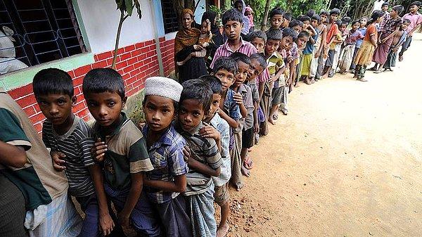 Bangladeş'e kaçan Arakanlı Müslümanların yarısı çocuk.