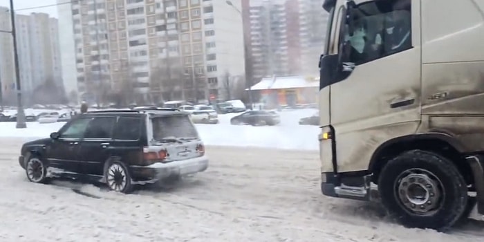 Kara Saplanan TIR'ı Çekip Götüren Koca Yürekli Subaru