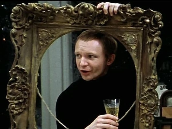 4. Женя Лукашин выбрасывает в окно фото Ипполита. Надя спускается и поднимает фото, на котором изображён...