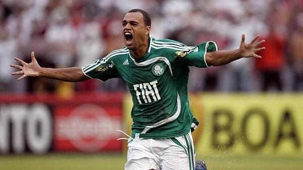 Brezilya’nın efsane futbolcularından Denilson de Oliveira Araujo, ülkesinde düzenlenen bir dostluk maçında yan hakeme yaptığı hareketle gündeme oturdu.