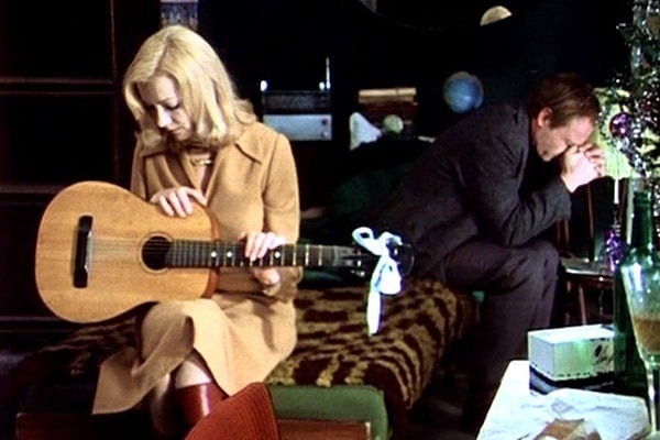 8. На чьи стихи написана песня "По улице моей который год // звучат шаги - мои друзья уходят", которую под гитару поёт Надя?