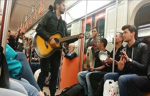 Ankara metrosunda 2013 yılında üç gencin, gitar eşliğinde şarkı söylemesi üzerine metroyu kullanan görevli uyarıda bulunmuş, gençler, müziğe devam edince metro durdurulmuştu.