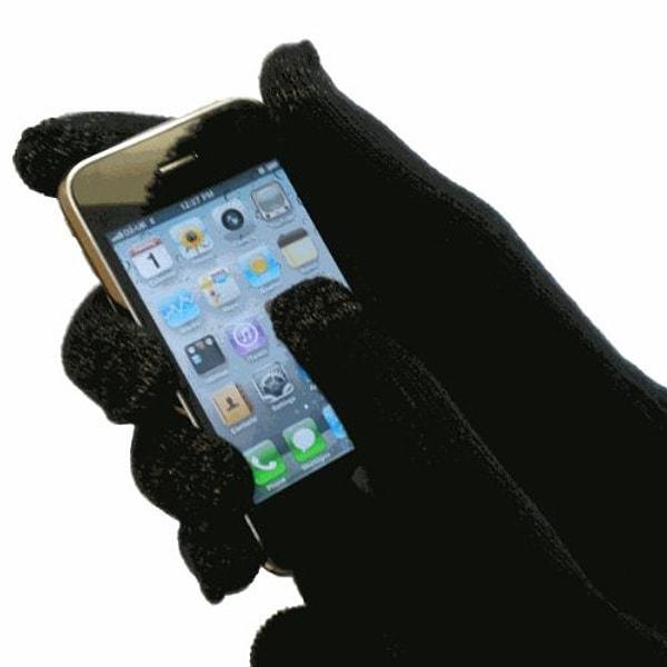 5. Akıllı telefonunuz olduğu sürece ellerinizin üşümesi için arabaya veya direksiyona ihtiyacınız yok. Bu eldivenler sayesinde fenomen olacağım diye ellerinizi buz tutmaktan kurtarabilirsiniz.