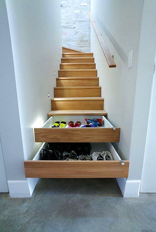 16. Her basamağı çekmece haline getirilen merdiven.