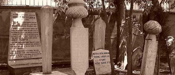 Mezarı önce Aynalıkavak ardından ise 1942 yılında Galata Mevlevihanesi'ne nakledilen Müteferrika'nın ölüm tarihi de tartışma konusu olmuştur.