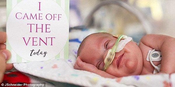 İki buçuk saatlik bir operasyondan sonra Ellie dünyaya gelmişti. Çoktan doğum kanalına girdiği ve çok ufak olduğu için doğum da kısa sürdü.