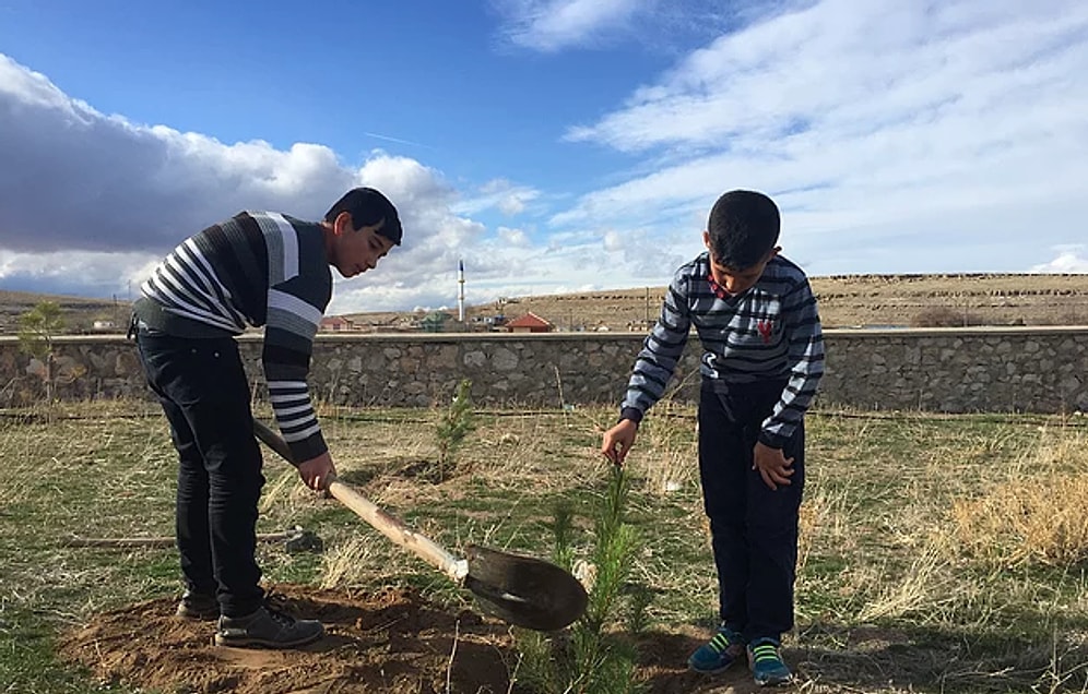 Bozkırda Bir Vaha Hayal Ettiler! İki Çocuktan Yetişkinlere Örnek Olacak Ağaçlandırma Eylemi
