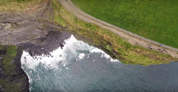 3. İrlanda'dan bir drone fotoğrafı, sanki dünya tersine dönmüş...