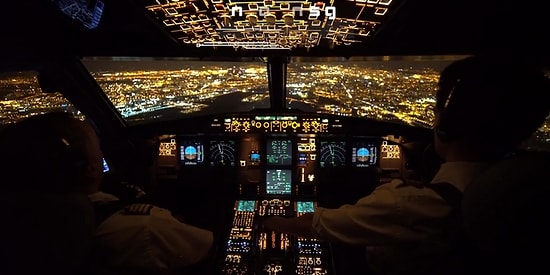 Gece İniş Yapan Bir Uçağın Kokpit Kamerasından Görüntüleri