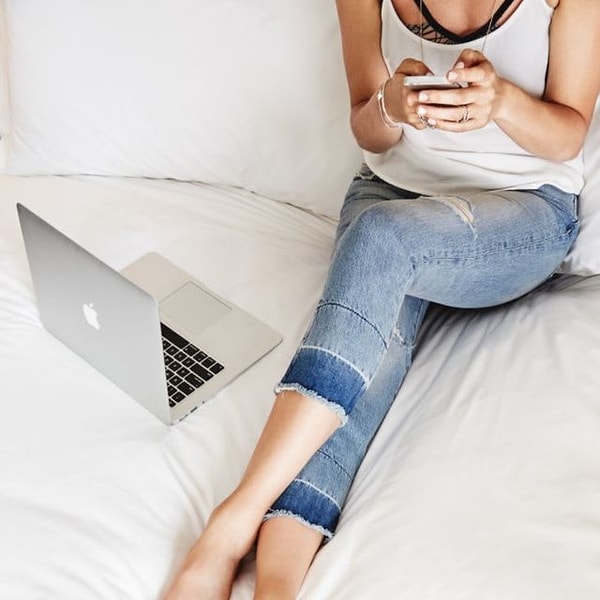 1. Итак, какая пара обуви подходит этому луку?👇