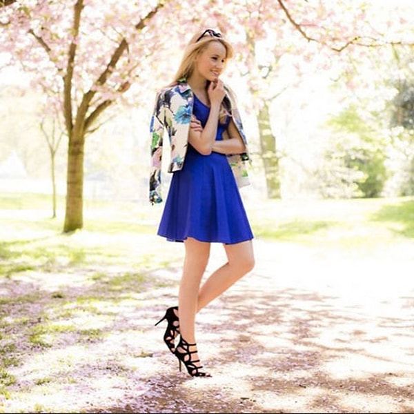 6. К этому луку осталось выбрать лишь сумочку: