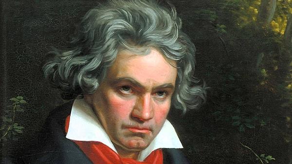 2. Beethoven işitme duyusunu tamamen kaybettiğinde piyanosuna bağladığı metal çubuğu ısırarak çalmaya devam etti.