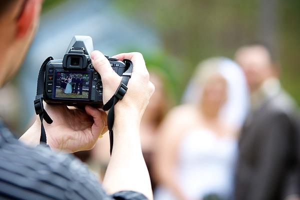 11. Bir düğün fotoğrafçısı 125 dolarlık ödemesini yapmayan çifte dava açtı ve 1.080.000 dolar tazminat kazandı.