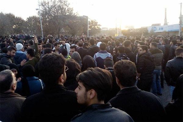 Ülke dışında yaşayan İranlılar da gösterilere destek veriyor. Almanya ve Belçika gibi ülkelerde İran büyükelçiliği önünde toplananlar, Tahran yönetimi karşıtı sloganlar atıyor.