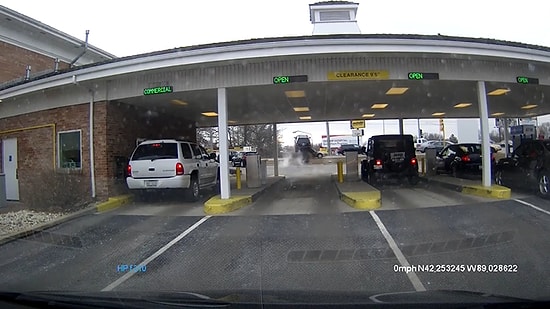 Ayağı Gaza Basılı Kalan Sürücünün Önüne Çıkan Aracın Üzerinden Uçarak Geçmesi