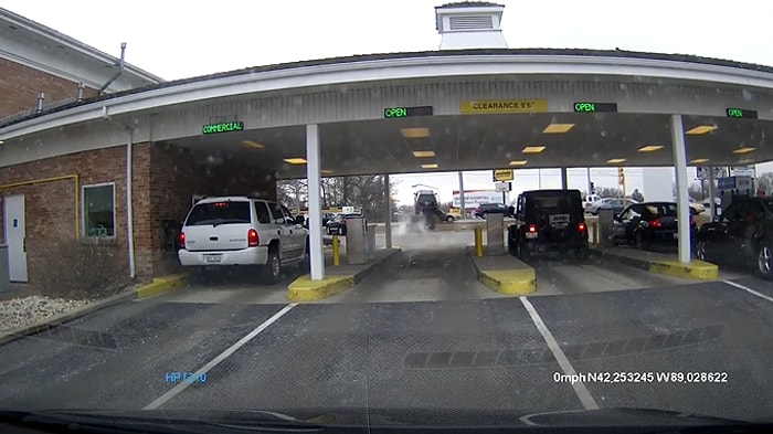 Ayağı Gaza Basılı Kalan Sürücünün Önüne Çıkan Aracın Üzerinden Uçarak Geçmesi