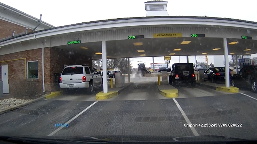 Ayağı Gaza Basılı Kalan Sürücünün Önüne Çıkan Aracın Üzerinden Uçarak Geçmesi