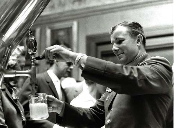 5. Юрий Гагарин на заводе Carlsberg, 1962 год