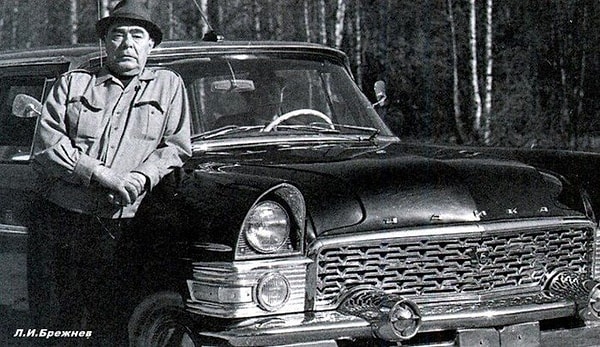 8. Леонид Брежнев с любимой "Чайкой". 70-е