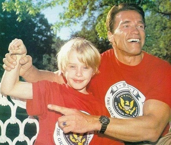 11. Макколей Калкин и Арнольд Шварценеггер