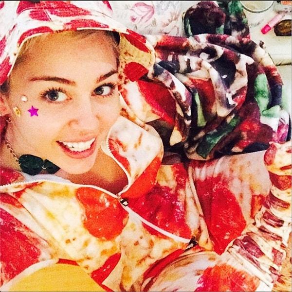 1. Miley Cyrus - Pizza tulum