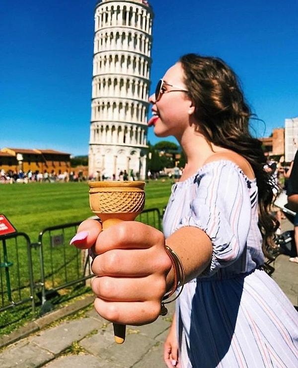 Çekilen fotoğraflar ve verilen ilginç pozlar ile Pisa Kulesi, İtalya'nın gurur kaynaklarından bir tanesi.