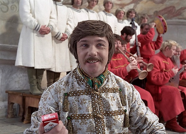 5. Кто в фильме исполняет песню "Вдруг как в сказке скрипнула дверь..."?