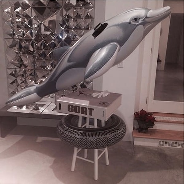 7. Рианна - надувной дельфин