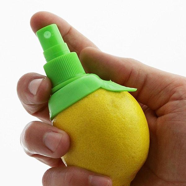 6. Her seferinde limon kes, limon sık derdine son verecek, sizi dolapta durmaktan kupkuru olmuş yarım limonları tüketmekten kurtaracak bu pratik limon spreyine bayılacaksınız.