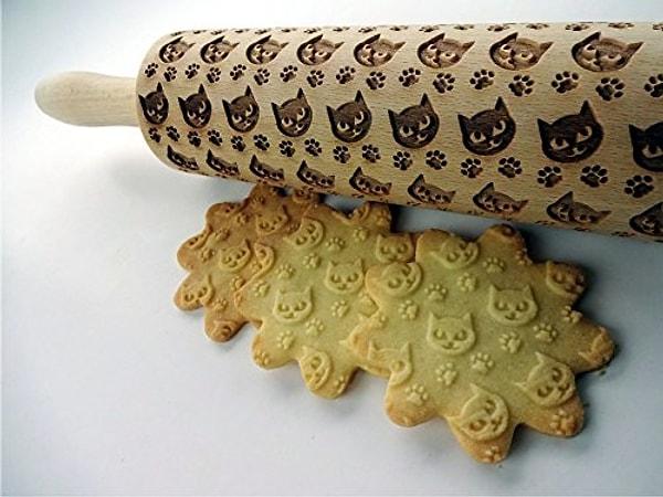 7. Ev yapımı sıcacık kurabiyelerinizi tatlış kedilerle süsleyebileceğiniz bu el yapımı oklava ile sevimlilik sınırlarını mutfakta da zorlayabileceksiniz.