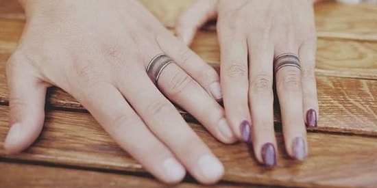 Gelenek Bozuluyor, Alyans Tarihe Karışıyor! Asi Romantiklere Özel Alyans Dövmelere Bayılacaksınız!